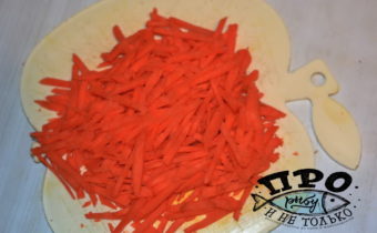 тушеная сайра с морковью и луком