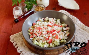 салат с крабовыми палочками и соленым огурцом