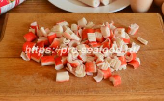  салат с  крабовыми палочками и помидорами